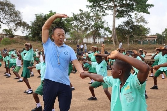 2月20日，在塞拉利昂首都弗里敦，來自塞拉利昂大學(xué)孔子學(xué)院的武術(shù)教師劉偉在為當(dāng)?shù)貙W(xué)生上武術(shù)課。