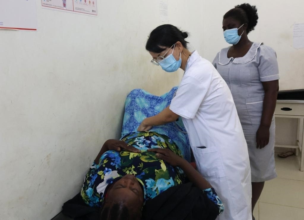 2023年2月27日，在塞拉利昂首都弗里敦，一名中國醫(yī)療隊(duì)的醫(yī)生正在為患者檢查身體。