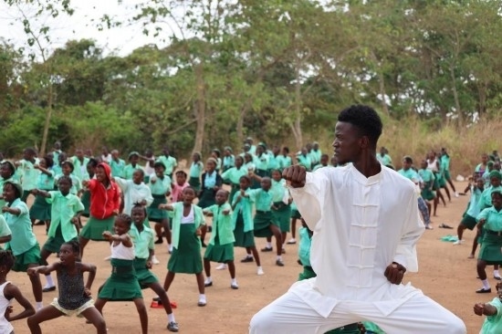 2月20日，在塞拉利昂首都弗里敦，當(dāng)?shù)貙W(xué)生在上武術(shù)課。