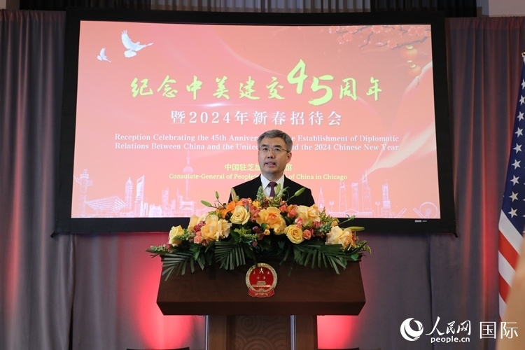 中國駐芝加哥總領(lǐng)事趙建在致辭中表示，期待2024年中美交流合作能夠龍騰虎躍，蒸蒸日上。 人民網(wǎng)記者 李志偉攝
