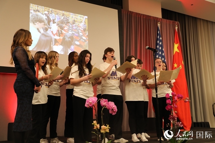 馬斯卡廷中學(xué)的學(xué)生們還深情演唱了表現(xiàn)中美兩國人民友誼的歌曲《情緣留住永恒的記憶》。 人民網(wǎng)記者 李志偉攝