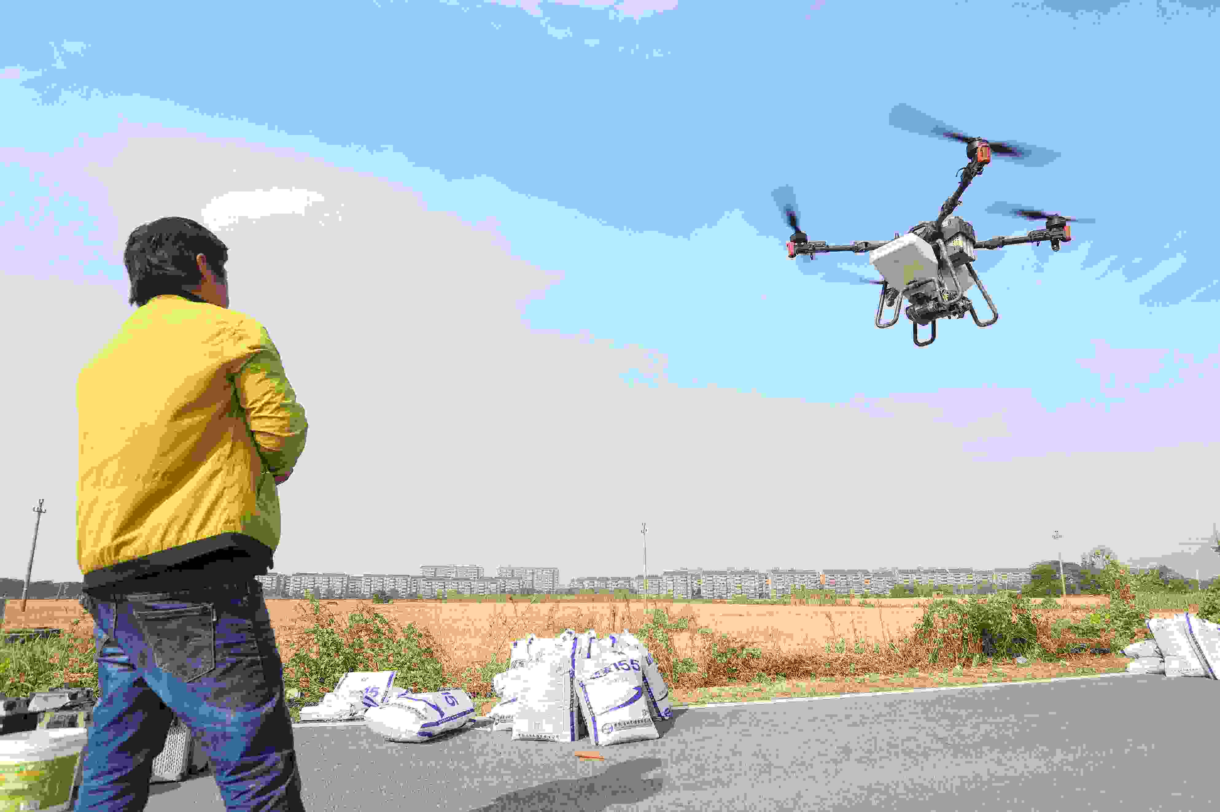 2023年11月15日，浙江嘉興，南湖區(qū)七星街道一處農(nóng)田里，農(nóng)民操縱無(wú)人機(jī)進(jìn)行冬小麥飛播。