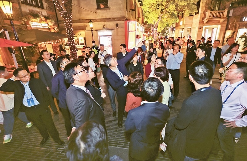 2023年4月18日，全國無黨派人士考察團來到位于上海市黃浦區(qū)的上海新天地開放式街區(qū)考察夜經濟。 新華社記者 王翔/攝
