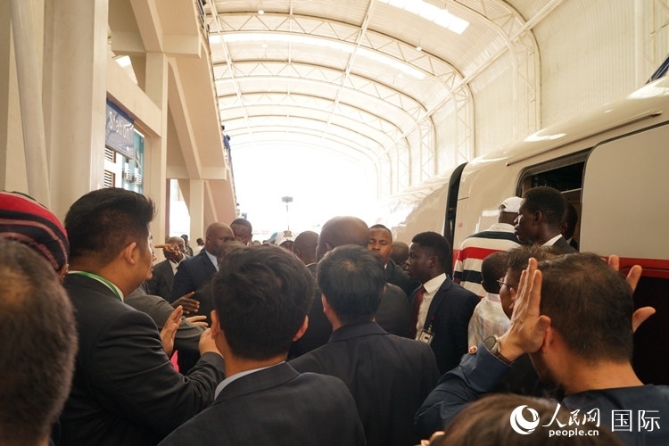 人們爭相前往紅線試乘。人民網(wǎng)記者 姜宣攝