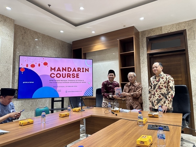 阿拉扎大學(xué)孔子學(xué)院向獨(dú)立清真寺贈(zèng)書(shū)。阿拉扎大學(xué)孔子學(xué)院供圖