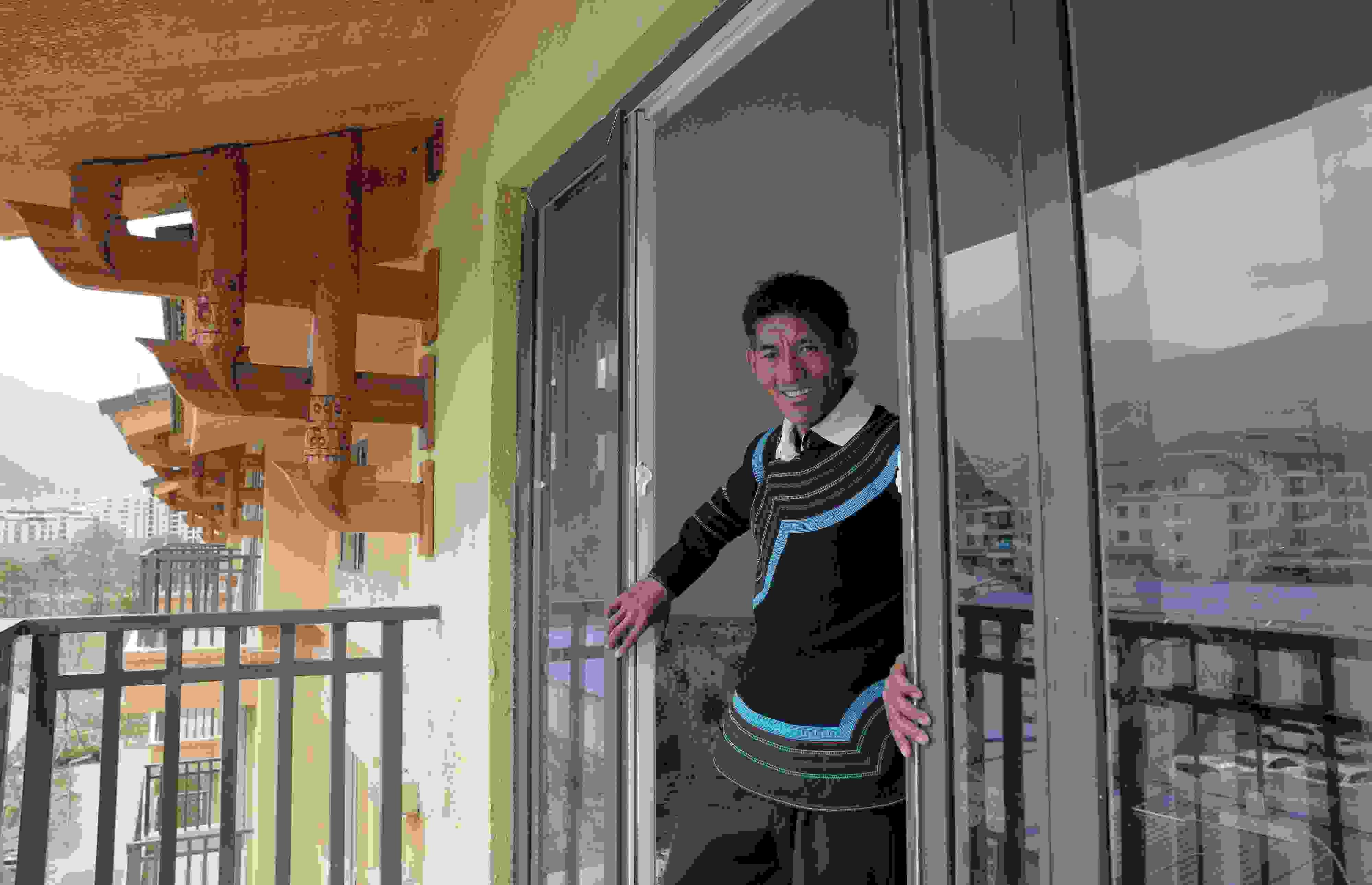 2020年5月14日，四川涼山彝族自治州昭覺縣，“懸崖村”村民某色伍哈入住新房。