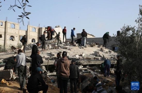  3月3日，在加沙地帶南部城市拉法，人們查看被以軍空襲破壞的建筑。新華社發(fā)（哈立德·奧馬爾攝）