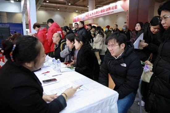 求職者與用人單位溝通交流。新華社記者 張博群 攝