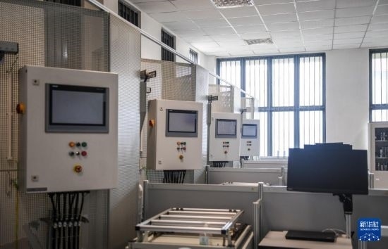 這是2月15日在亞的斯亞貝巴的埃塞俄比亞聯(lián)邦職業(yè)技術(shù)培訓(xùn)學(xué)院魯班工坊內(nèi)拍攝的機(jī)電一體化設(shè)備。