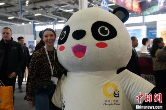 3月5日，2024年柏林國際旅游交易會(ITB)在柏林會展中心拉開帷幕。以“你好！中國”為主題的中國展區(qū)當(dāng)日亮相展會。圖為觀眾與大熊貓人偶合影。中新社記者 馬秀秀 攝