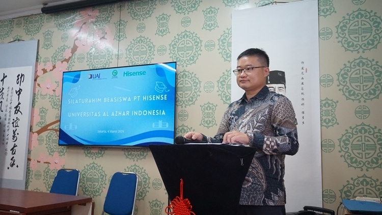 海信印尼公司總經(jīng)理李現(xiàn)委致辭。阿拉扎大學(xué)孔子學(xué)院供圖