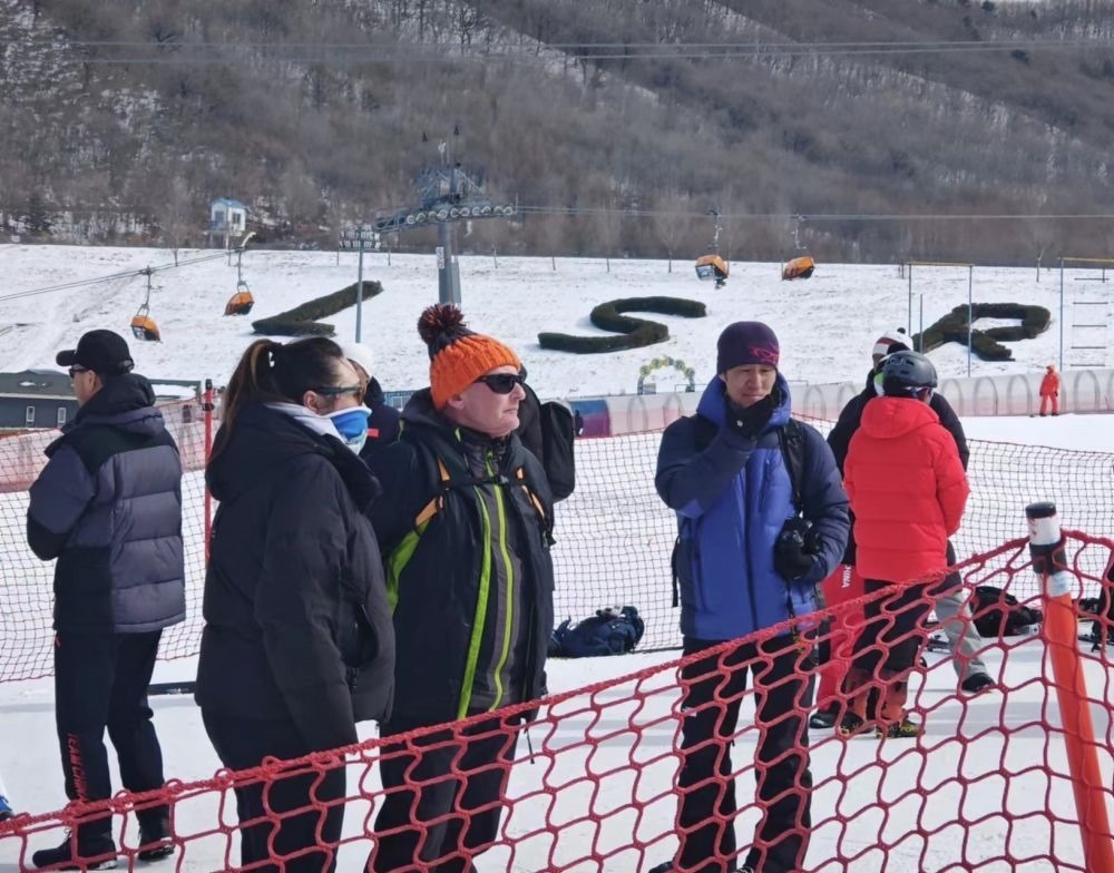 ?皮埃爾·杜邦（左三）在比賽現(xiàn)場。新華社記者 王沁鷗 攝