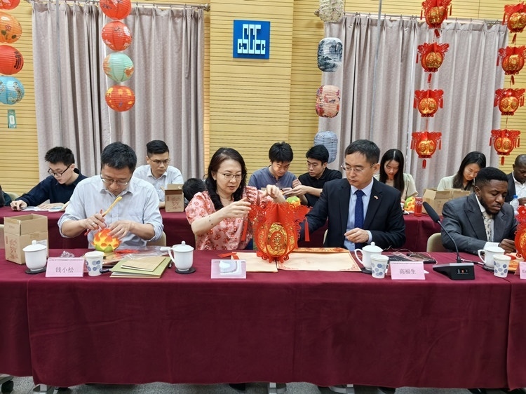 燈籠文化交流活動(dòng)現(xiàn)場(chǎng)。中建國(guó)際中西非公司供圖