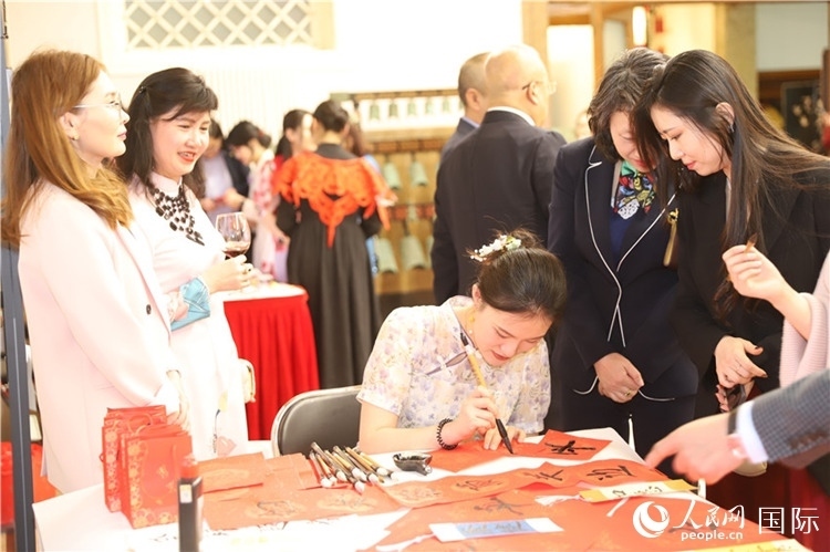 現(xiàn)場書法體驗。人民網(wǎng)記者 霍文攝