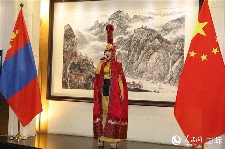 呼麥演唱。人民網(wǎng)記者 霍文攝