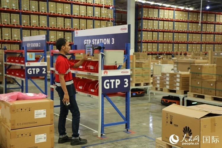 華為5G智能倉(cāng)庫(kù)里，工作人員正在利用智能系統(tǒng)辦公。人民網(wǎng)記者 曹師韻攝