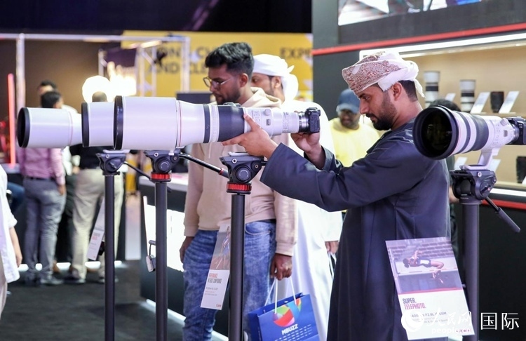 參觀者在體驗攝影設(shè)備。人民網(wǎng)塔里克·易卜拉欣攝