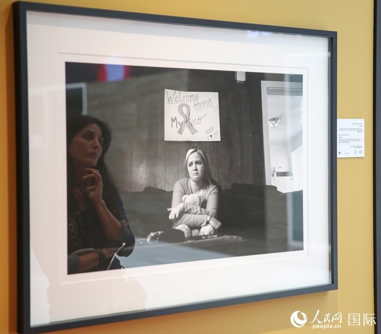 一名觀眾在觀賞攝影作品。人民網(wǎng)塔里克·易卜拉欣攝