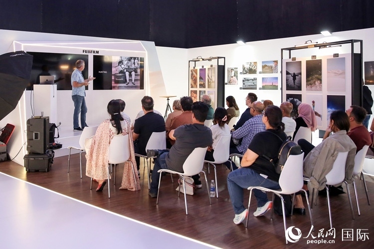 觀眾在參加攝影講座。人民網(wǎng)塔里克·易卜拉欣攝