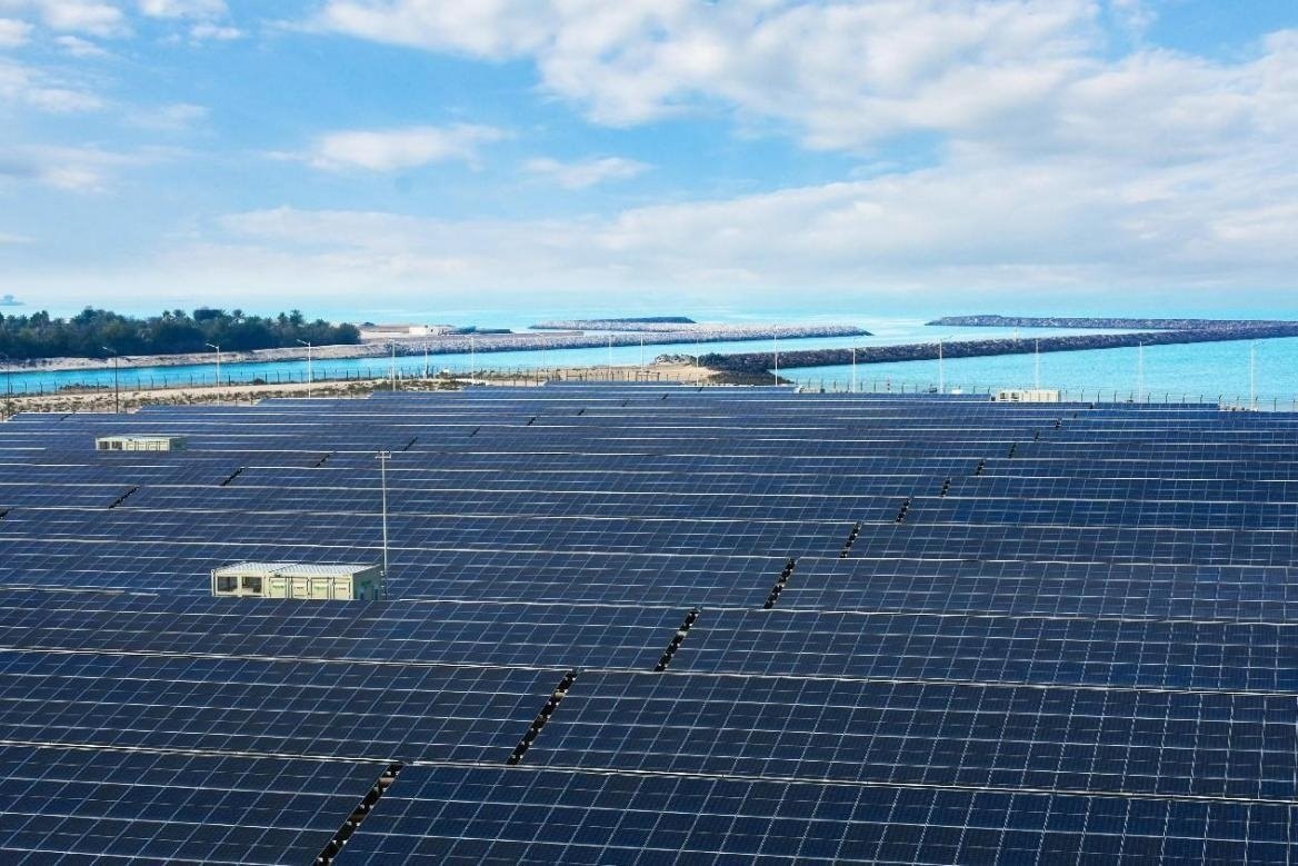 項(xiàng)目廣泛采用光伏補(bǔ)償發(fā)電系統(tǒng)，降低能源消耗。山東電建三公司供圖