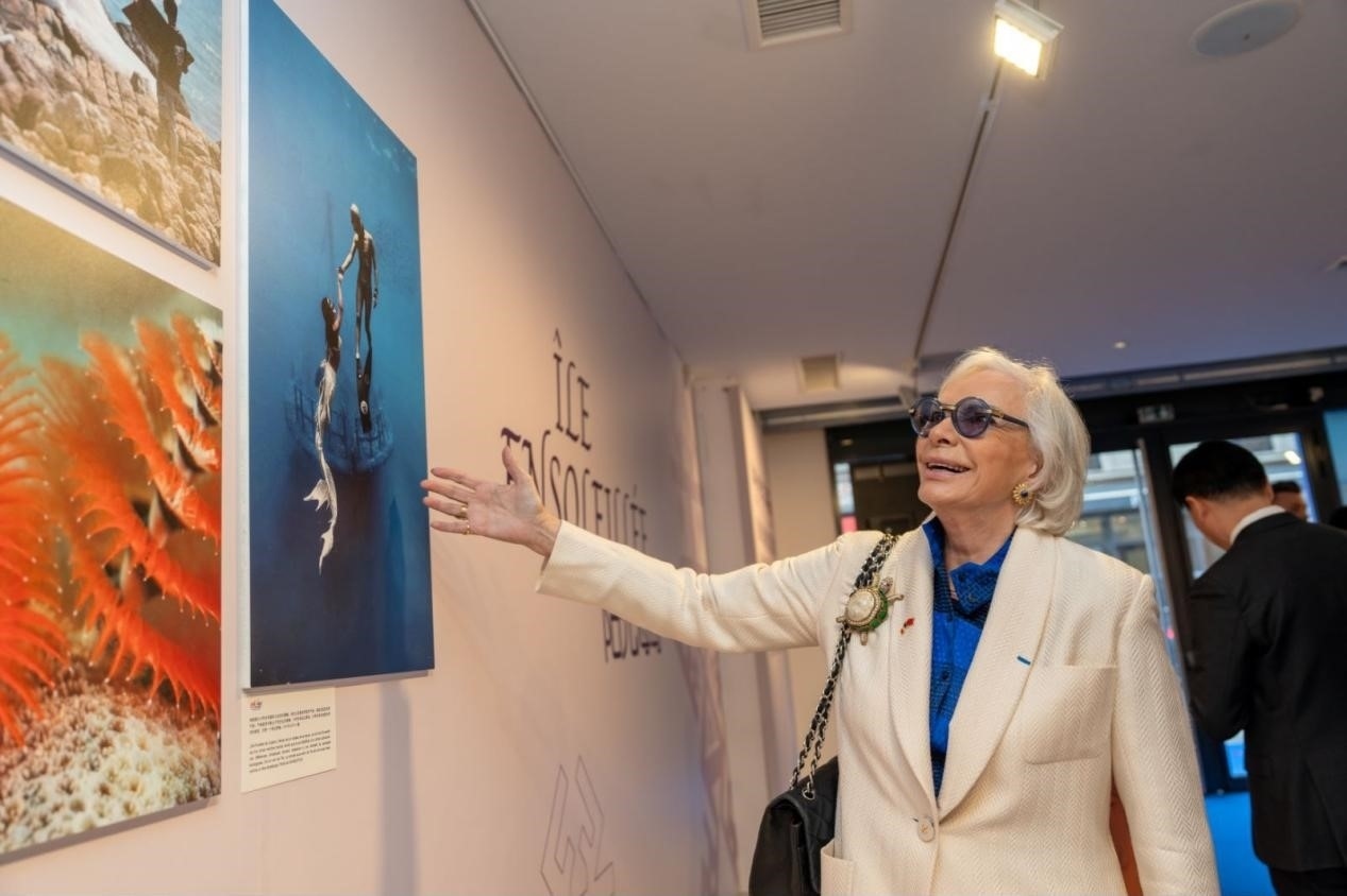 世界旅游組織特別顧問(wèn)瑪麗-皮埃爾·布歇-奧利耶觀看活動(dòng)現(xiàn)場(chǎng)圖片展覽?；顒?dòng)主辦方供圖