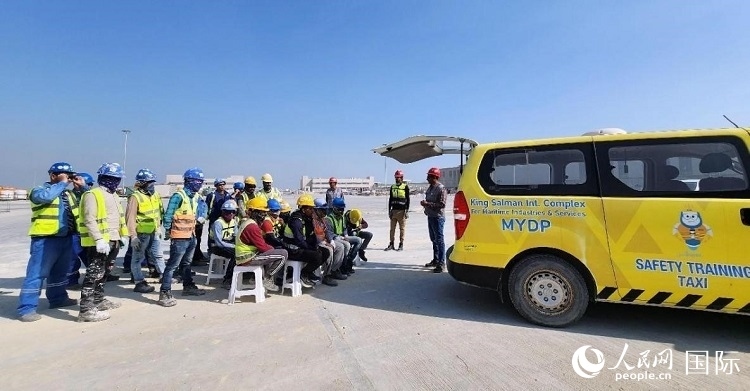 安全宣講出租車在現(xiàn)場(chǎng)播放安全視頻。人民網(wǎng)記者 管克江攝