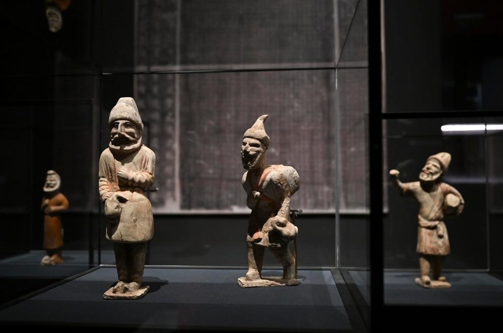 “歷史之遇——中國與西亞古代文明交流展”于1月12日至4月11日在故宮午門正殿展廳舉行。這是展出的陶彩繪人俑（1月10日攝）。新華社記者金良快攝