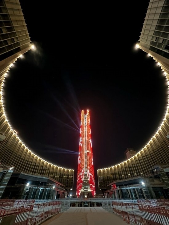  2024年2月9日，埃及開(kāi)羅以東建設(shè)中的埃及新行政首都中央商務(wù)區(qū)項(xiàng)目上演燈光秀，迎接龍年春節(jié)。新華社發(fā)（黎炳宏攝）