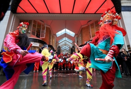  2024年2月10日，來(lái)自廣東普寧的英歌舞團(tuán)演員在英國(guó)倫敦伯靈頓拱廊街表演英歌舞。新華社記者 李穎 攝