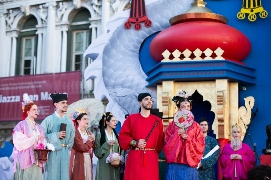  2024年2月13日，在意大利威尼斯，志愿者身著漢服進(jìn)行表演。新華社記者 李京 攝