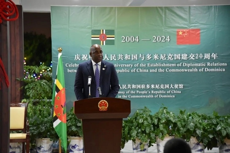 多米尼克總理斯凱里特在中多建交20周年招待會上致辭。中國駐多米尼克大使館供圖