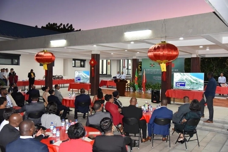 當?shù)貢r間3月13日，慶祝中國與多米尼克建交20周年招待會在中國駐多大使館舉行。中國駐多米尼克大使館供圖