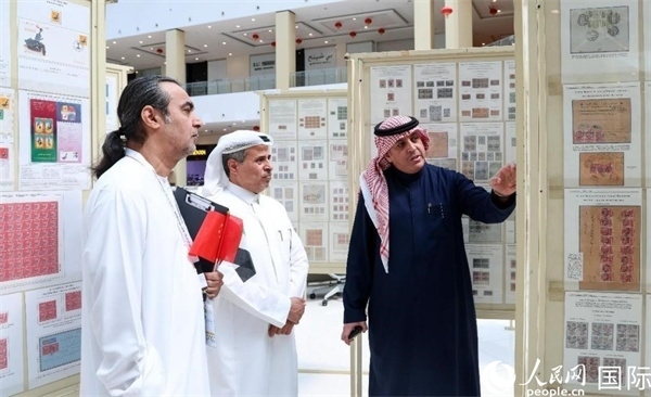 觀眾在欣賞集郵展作品。人民網(wǎng)記者 任皓宇攝