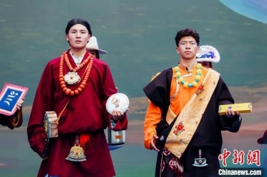 圖為身著民族服飾的演員們展示果洛特產(chǎn)。 果洛州文體旅游廣電局 供圖