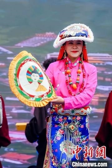 圖為身著民族服飾的演員們展示果洛特色產(chǎn)品。 果洛州文體旅游廣電局 供圖