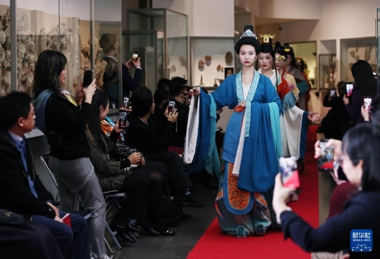 3月13日，在位于法國(guó)巴黎的吉美國(guó)立亞洲藝術(shù)博物館，模特展示敦煌復(fù)原服飾。新華社記者 高靜 攝