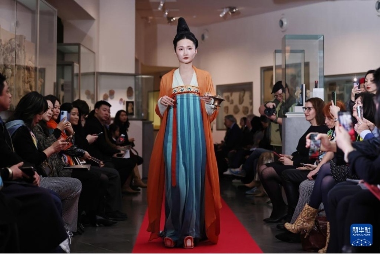 3月13日，在位于法國(guó)巴黎的吉美國(guó)立亞洲藝術(shù)博物館，模特展示敦煌復(fù)原服飾。新華社記者 高靜 攝
