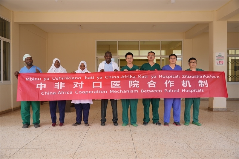 醫(yī)療隊(duì)隊(duì)隊(duì)員和基文吉區(qū)醫(yī)院院長(zhǎng)（左四）及醫(yī)護(hù)人員合影。中國(guó)援桑醫(yī)療隊(duì)供圖