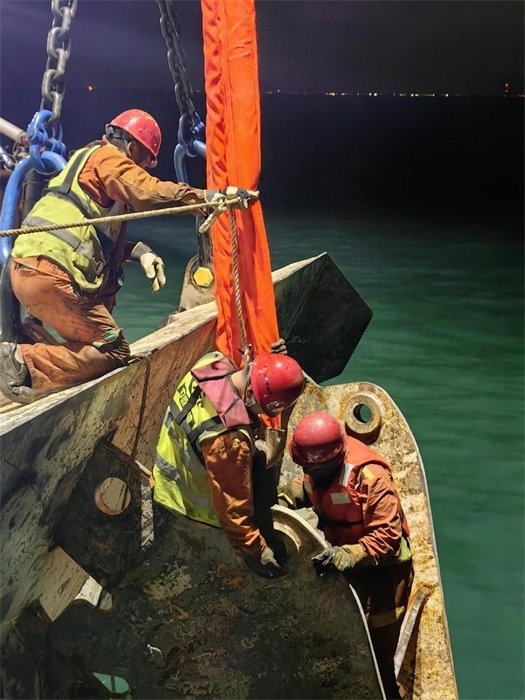 工作人員正在修理橫移錨纜。 “天鯤號(hào)”供圖