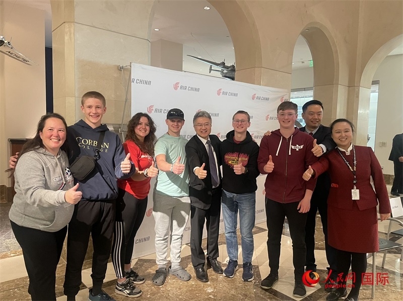 師生們出發(fā)前與國航工作人員合影留念。人民網(wǎng)記者 鄧圩攝