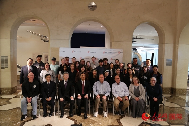 美國高中學(xué)生交流團(tuán)全體與前來送行的各方代表合影。人民網(wǎng)記者 鄧圩攝