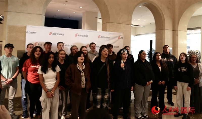 全體美國高中生合唱《希望的田野》。人民網(wǎng)記者 鄧圩攝