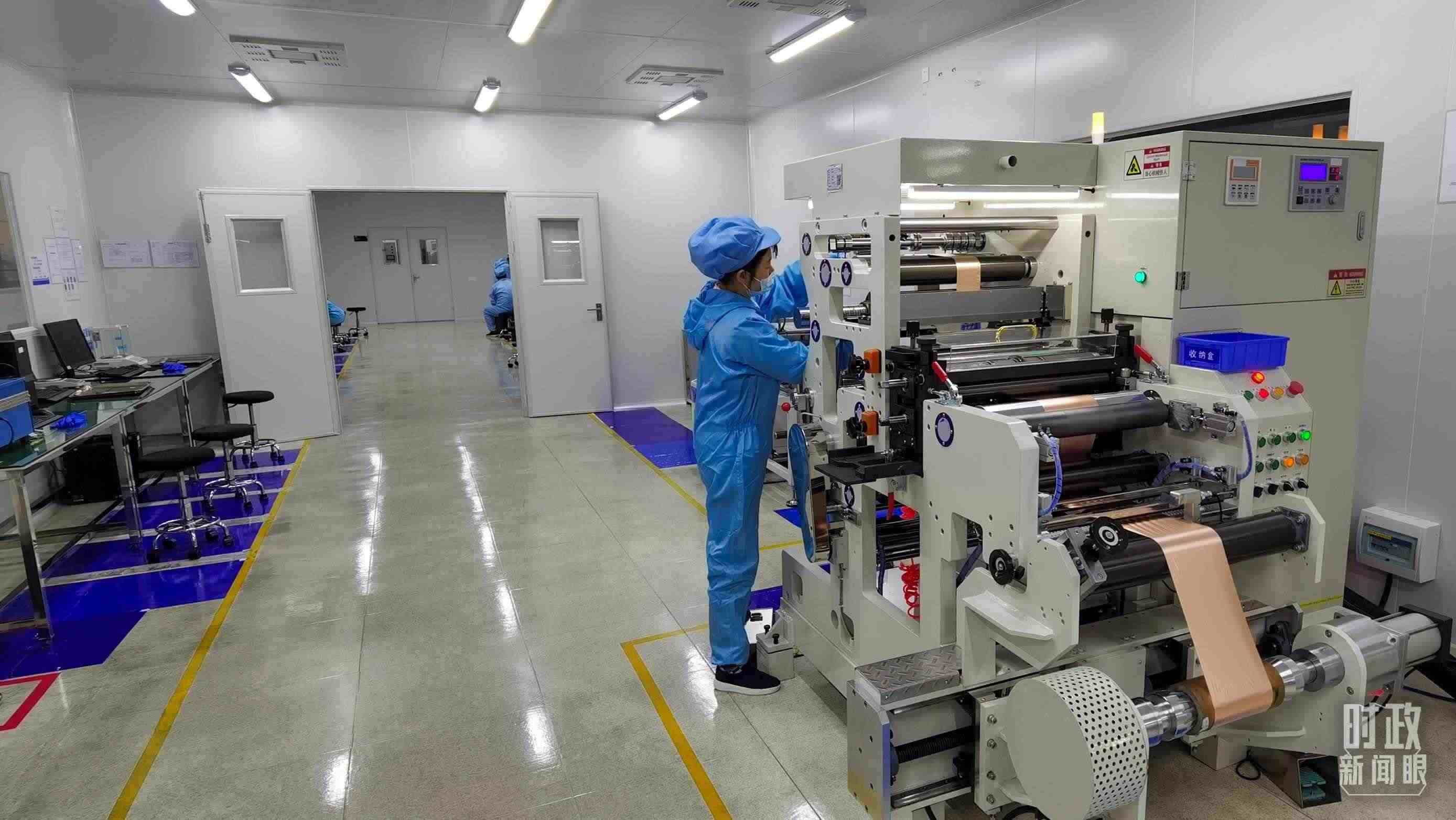 △企業(yè)員工將冷壓后的極片裁出規(guī)定尺寸，用于鋰電池制作。（總臺(tái)央視記者郭鴻拍攝）