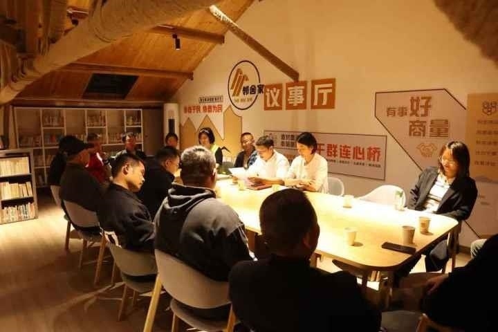 △浙江金華武義縣后陳村“鄰舍家”協(xié)商議事會(huì)討論舊村改造事宜。