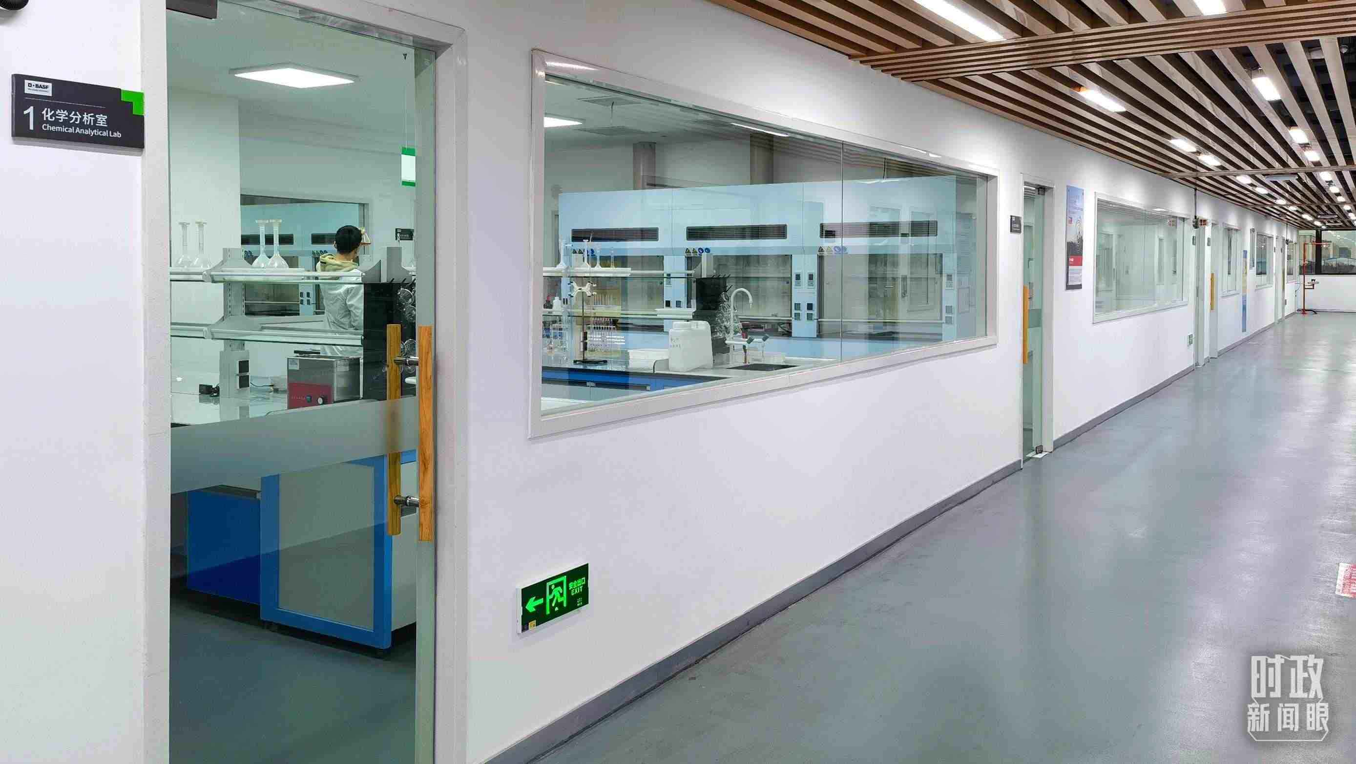 △巴斯夫杉杉電池材料有限公司化學(xué)分析室。（總臺(tái)央視記者石丞拍攝）