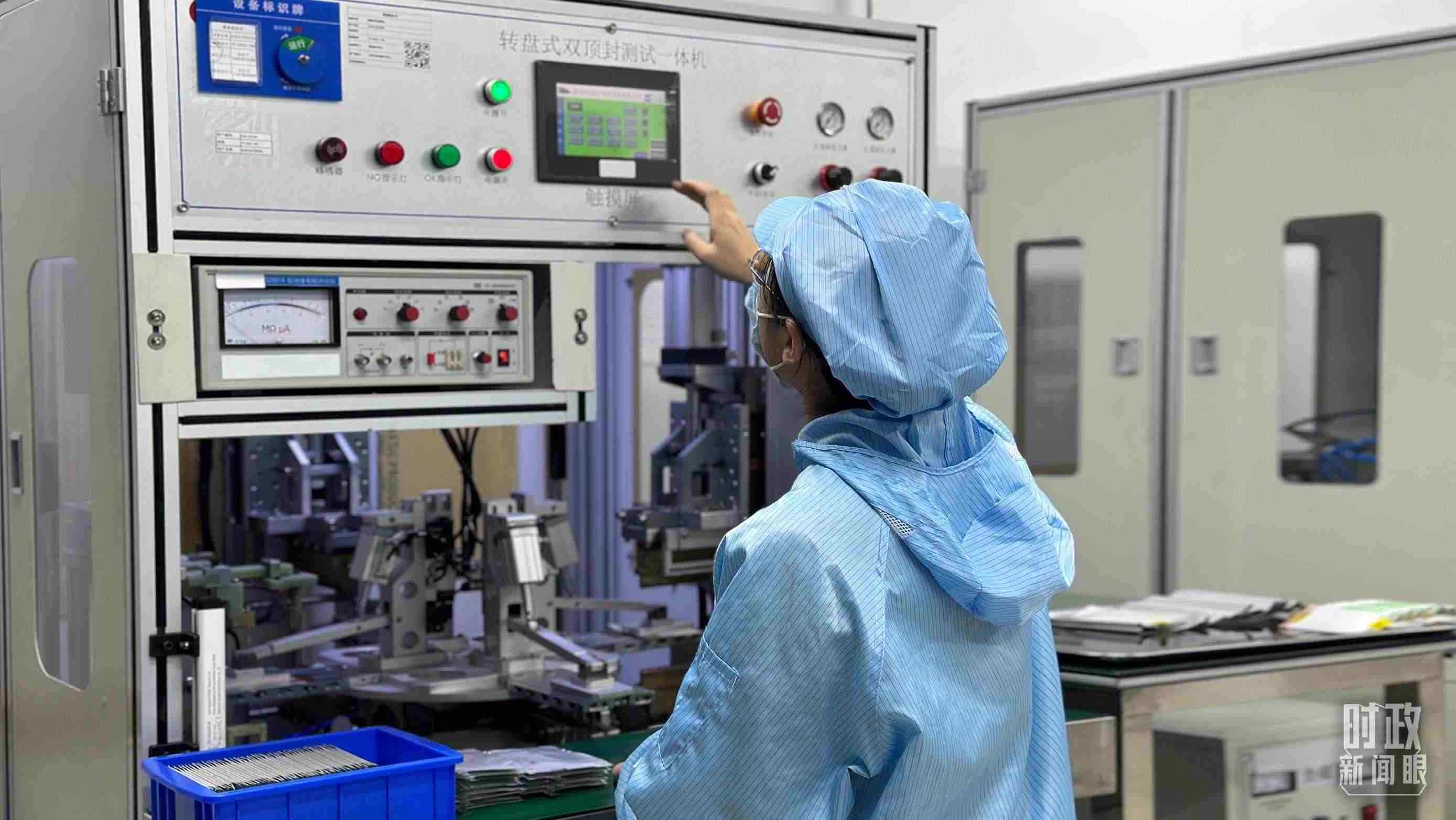 △企業(yè)電池技術(shù)中心內(nèi)，員工正在進(jìn)行電池封裝。（總臺(tái)央視記者盧心雨拍攝）