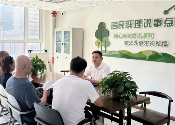 村（居）民評(píng)理說事點(diǎn)調(diào)解矛盾糾紛。遼寧省司法廳供圖
