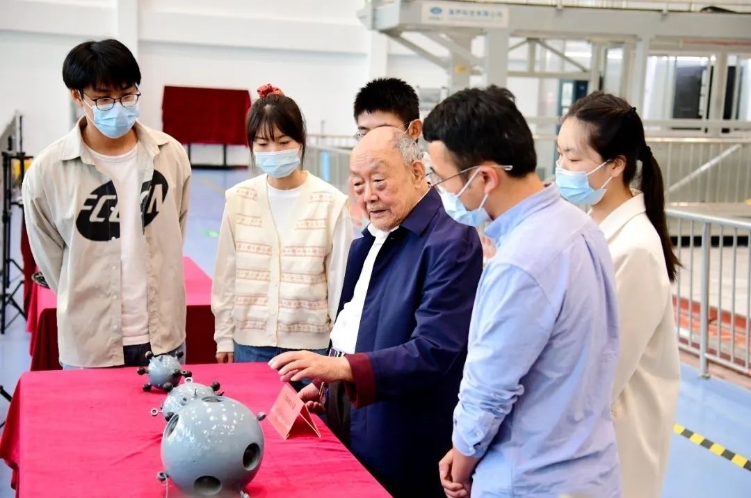 楊士莪院士在實(shí)驗(yàn)室指導(dǎo)學(xué)生。哈爾濱工程大學(xué)供圖