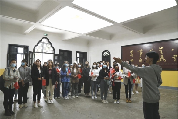 2021年5月20日，少數(shù)民族學(xué)生在湖南第一師范學(xué)院進行紅色研學(xué)活動，共同追尋那段紅色歲月的足跡。