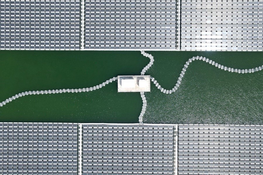 2022年8月25日拍攝的潁上縣毛圩水上光伏電站（無人機(jī)照片）。近年來，安徽省阜陽市潁上縣古城鎮(zhèn)積極推進(jìn)采煤沉陷區(qū)治理工作，將昔日的采煤沉陷區(qū)建設(shè)成水上光伏電站，既減少占用土地面積，又能生產(chǎn)清潔能源。